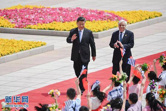 （图：5月14日，国家主席习近平在北京人民大会堂同希腊总统帕夫洛普洛斯举行会谈。这是会谈前，习近平在人民大会堂东门外广场为帕夫洛普洛斯举行欢迎仪式。来源：新华社）