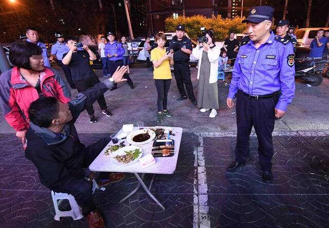 来广营城管夜查“露天经营”组图