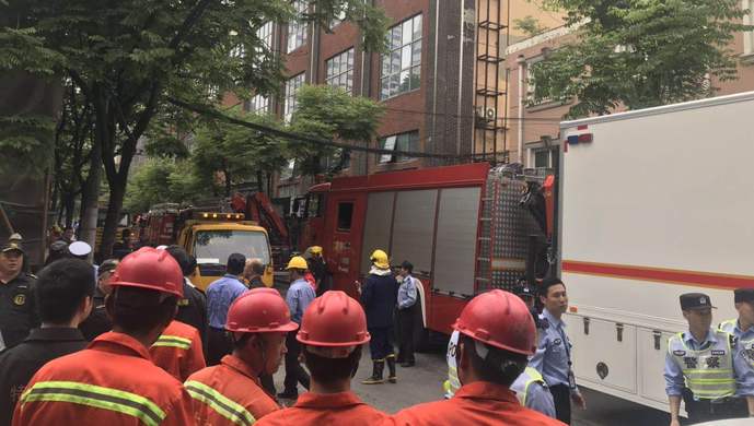 上海消防：昭化路建筑倒塌已救出11人，百余名消防员正在救援