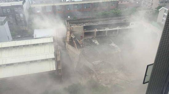 上海市民从其家中拍到的坍塌现场。受访者供图