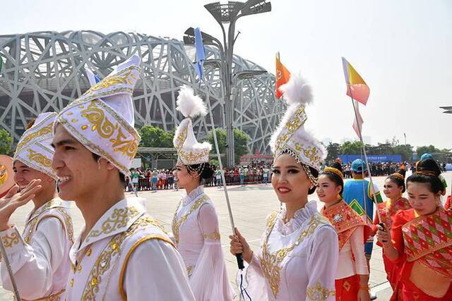 亚洲文明巡游活动开幕，16国团队巡游奥林匹克景观大道