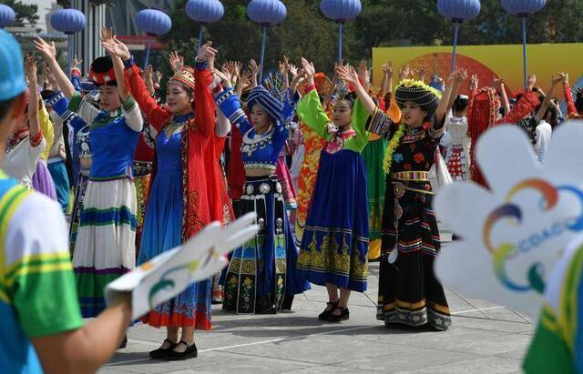 亚洲文明巡游活动开幕，16国团队巡游奥林匹克景观大道