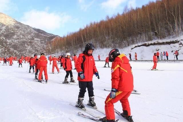 对话张家口冰雪运动特色校校长：一年级的小朋友也会滑雪