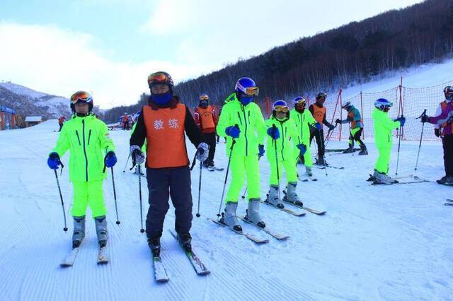 对话张家口冰雪运动特色校校长：一年级的小朋友也会滑雪