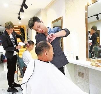 这个理发店免费 给65岁以上老人理发