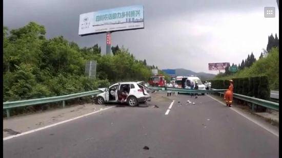 四川南充一轿车被高速护栏贯穿致3人死亡