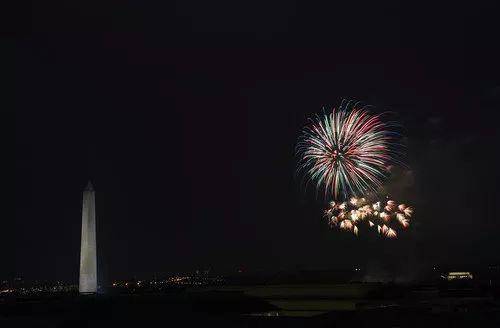 2017年7月4日，烟花在美国首都华盛顿的林肯纪念堂和华盛顿纪念碑上空绽放。新华社记者殷博古摄