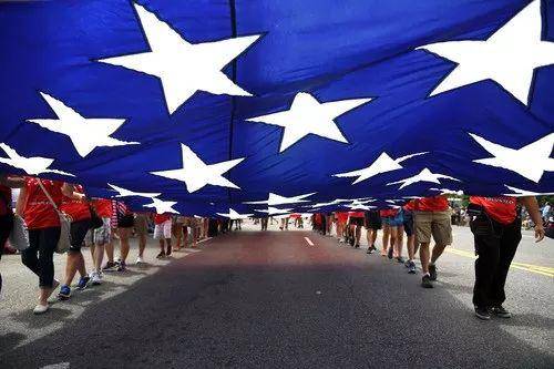 2017年7月4日，人们在美国首都华盛顿参加独立日庆祝活动。新华社记者殷博古摄