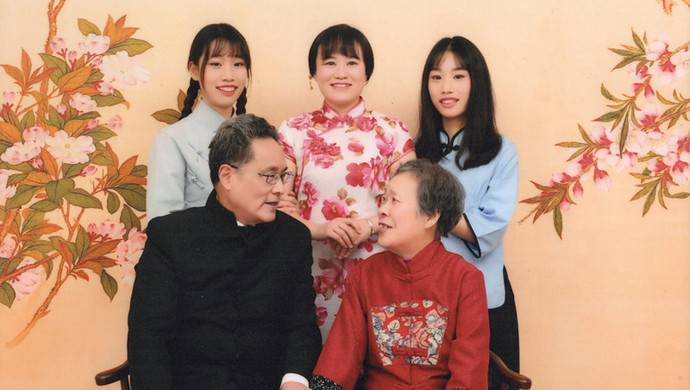 他在上海这个社区教会许多居民这个技能，也助女儿求职一臂之力