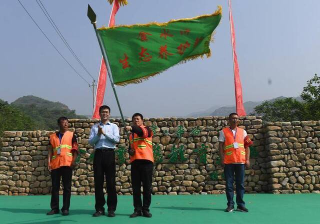 北京平谷黑水湾村建生态教育基地，推古法淘金体验