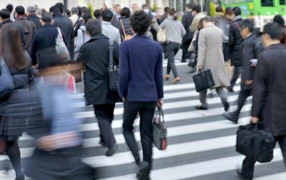 日本街头的上班族（资料图）