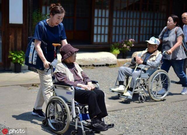 在日本城乡，各个年龄段的老人随处可见图自IC photo