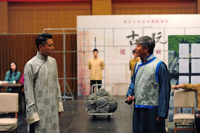 北京人艺22年后重排《古玩》，青年演员挑大梁献礼院庆