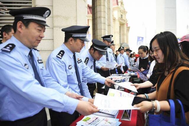 去年来公安打击非法集资等各类经济犯罪案件近10万起