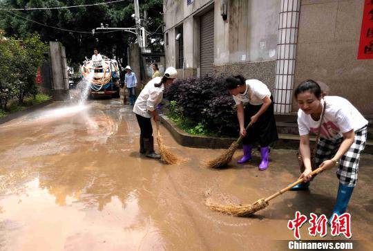 图为连城粟园社区干群清扫。黄水林摄