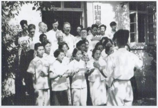 1958年，经济所工作人员在中关村办公楼前排练大合唱（后排左二：狄超白；后排左五：巫宝三；后排右三：汪敬虞；后排右一：桂世镛）。图片来源：经济所科研处