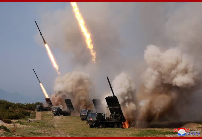 朝鲜4日进行的火力打击训练分别展示了“大口径远程火箭炮”与“战术制导武器”图丨朝中社