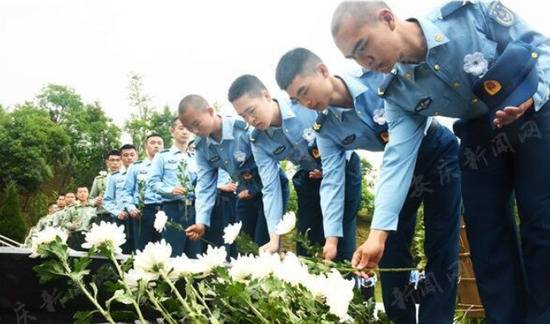 飞行员为避民房牺牲 儿子读民航大学希望继承父业