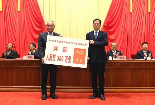 中组部曾选派的干部 这次省委书记给他颁奖300万