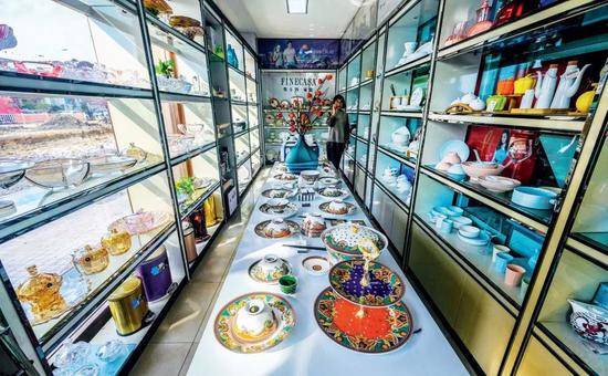 龙港镇一家经营礼品的商店。图/新华