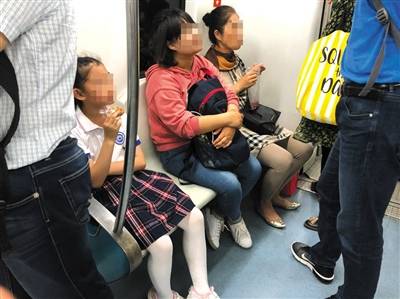 北京地铁明确禁食 仍有乘客违规