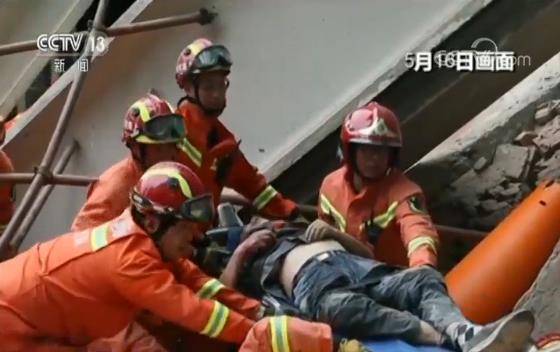 上海一改建工地坍塌搜救工作结束 25人被困 其中10人死亡
