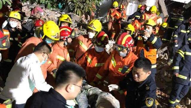 23：10，昭化路厂房墙体倒塌事故现场废墟内又发现并搜救出一名被困人员