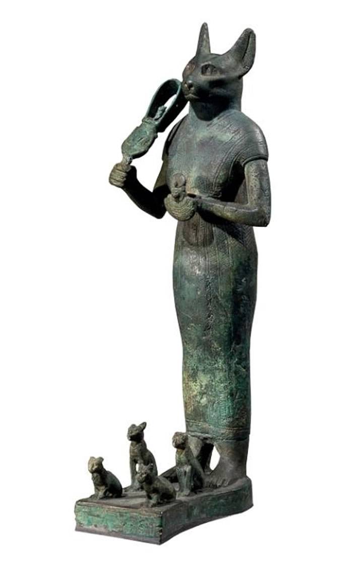 这座青铜雕像描绘芭丝特脚边带着四只象征生育力的小猫。她手握节庆乐器叉铃（sistrum）或摇响器（rattle）。这座铜像的年代介于公元前900至600年间