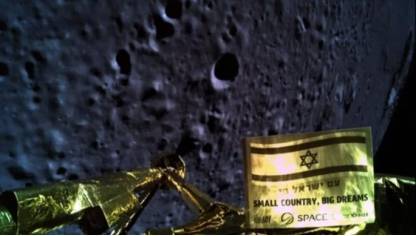 “创世纪”号在月球登陆过程中拍摄的月球照片，机身上印着“小国家，大梦想”的字样图源：推特