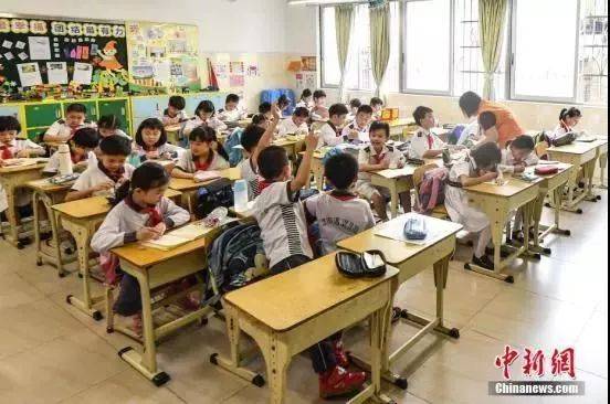 资料图：小学生在上课。中新社记者陈骥旻摄