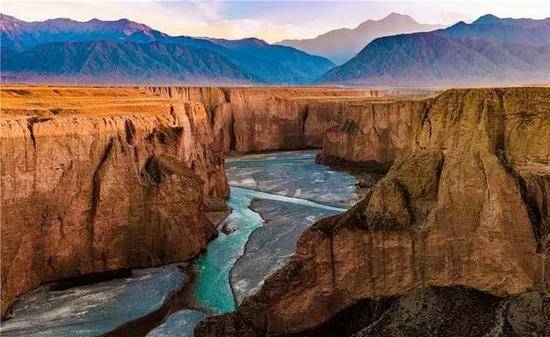 ▲图为甘肃嘉峪关讨赖河大峡谷