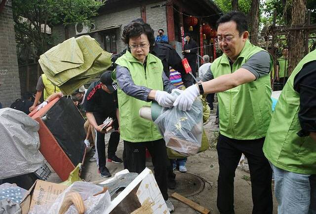 领导和社工齐上阵东城“大扫除”卫生无死角