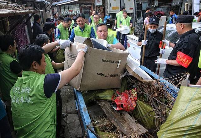 领导和社工齐上阵东城“大扫除”卫生无死角