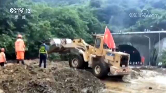 京港澳高速一隧道出现泥水倒灌 部分路段封闭车辆需绕行