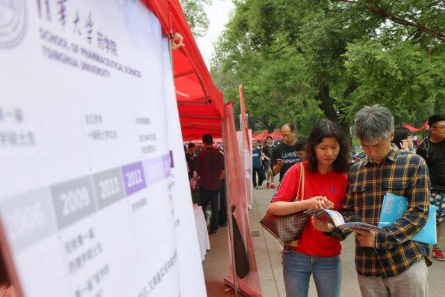 今天，众多家长来到清华大学开放日现场，咨询招生情况。摄影/新京报记者陈婉婷