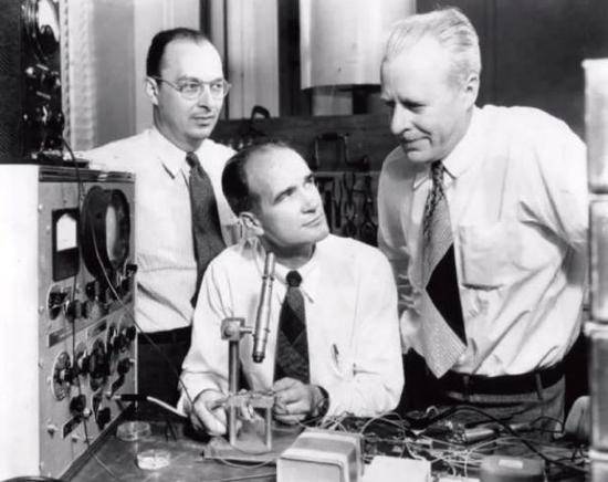  1948年贝尔实验室，巴丁（左）、肖克利（中）、布拉顿（右）
