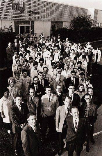 英特尔前100位员工在美国加州山景城公司总部的合影，摄于1969年