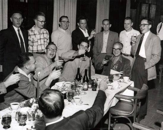 威廉·肖克利（坐着，右一）和员工举杯祝贺他获得1956年的诺贝尔物理学奖