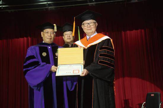 2015年6月13日，台湾亚洲大学校长颁授名誉博士给台积电董事长张忠谋（右一）