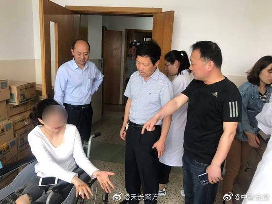 女警主动请缨引色狼出洞 被拖拽数米多处负伤(图)