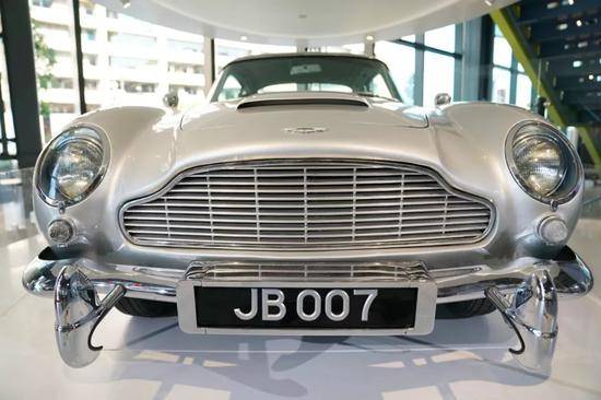 在位于美国华盛顿的国际间谍博物馆，1964年007电影《金手指》中特工詹姆斯·邦德的座驾阿斯顿·马丁D85。新华社记者刘杰摄