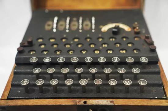 在位于美国华盛顿的国际间谍博物馆，一款恩尼格玛密码机。新华社记者刘杰摄