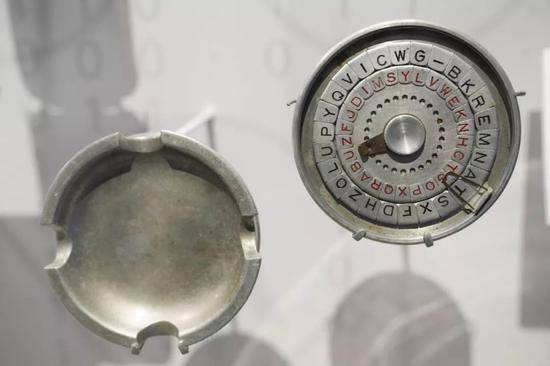 在位于美国华盛顿的国际间谍博物馆，一款二战期间使用的伪装成烟灰缸的密码表。新华社记者刘杰摄