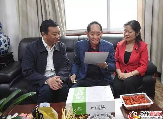 湖北潜江市委书记拜访袁隆平 带了稻米和小龙虾