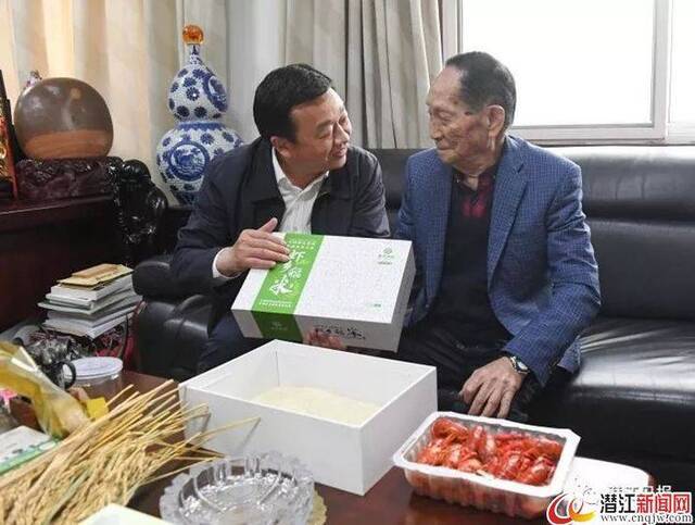 湖北潜江市委书记拜访袁隆平 带了稻米和小龙虾