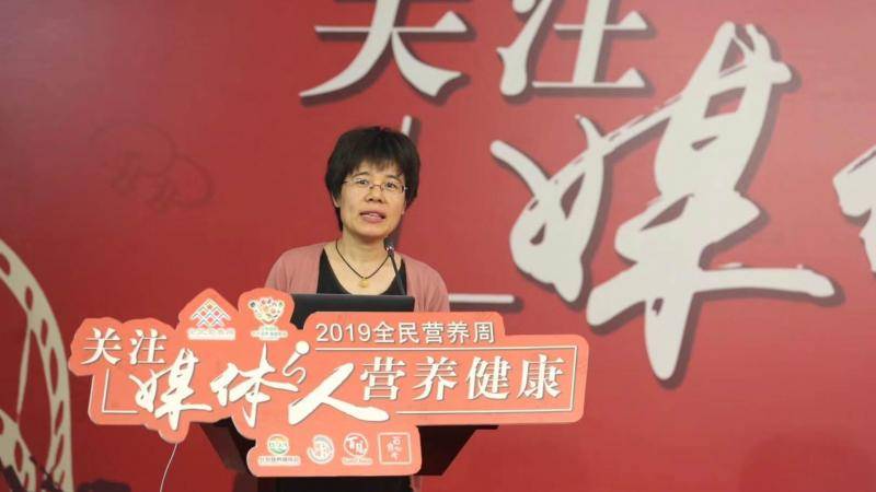 北京营养师协会秘书长刘兰发布《媒体人健康生活方式调查报告》。