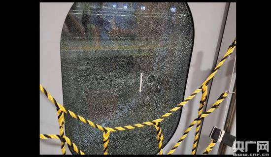 被破坏的玻璃。（北京铁路警方供图）