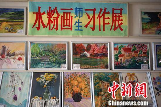 柳州市老年大学师生展出的水粉画作品。朱柳融摄