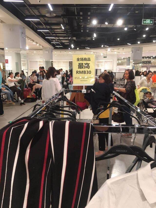 Forever21在华加速“清盘”，白菜价货品遭哄抢