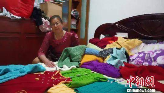 母亲贵秀琳每年织一件毛衣期盼女儿归来。胡传林摄